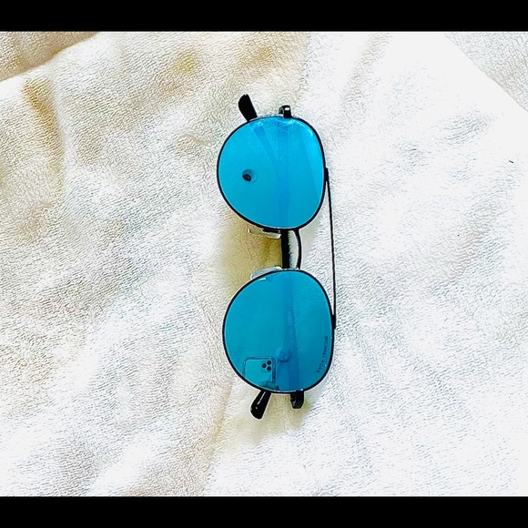 Michael Kors LON Sunglasses - Picture 3 of 3